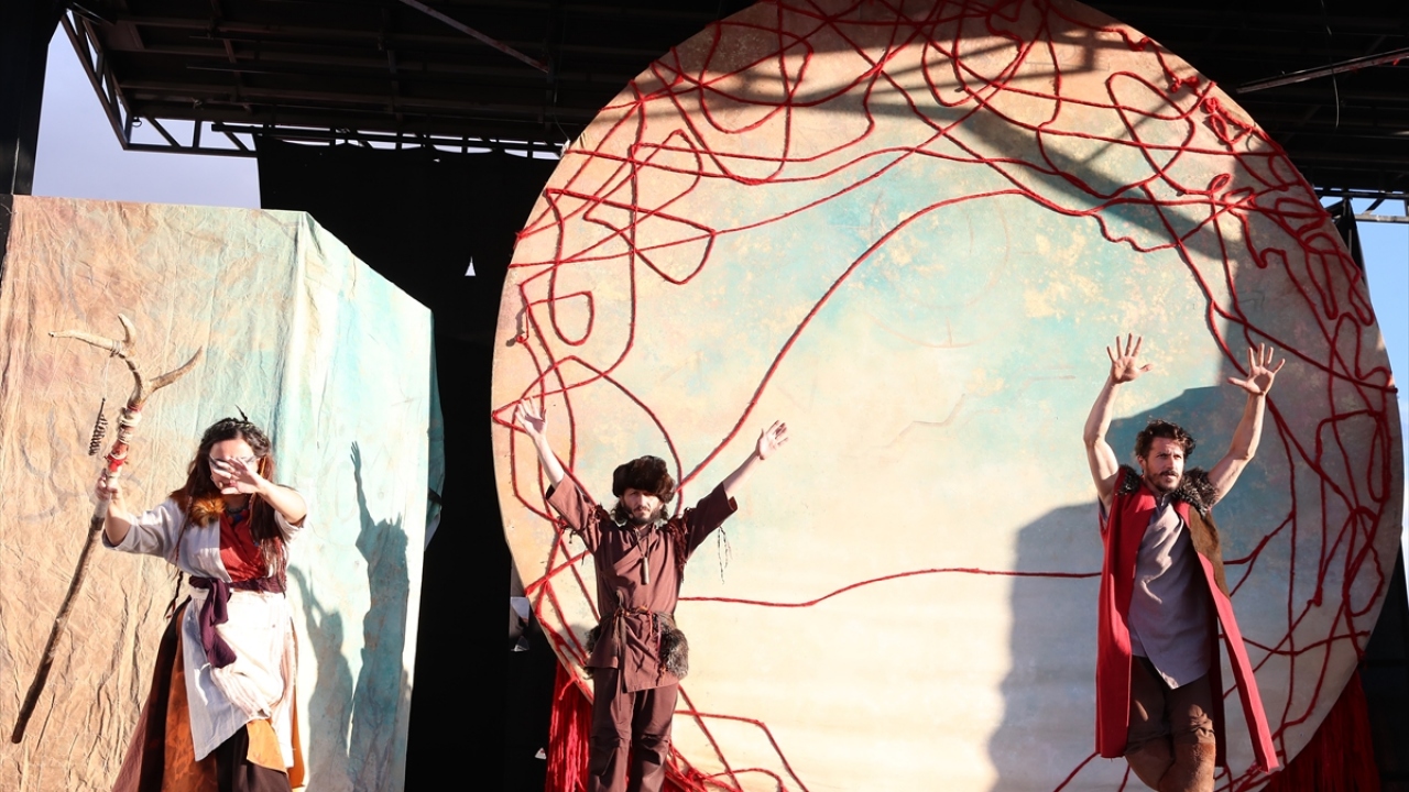 Trabzon Büyükşehir Belediyesi Kültür Sosyal İşler Daire Başkanı Erdem İskenderoğlu ise Malazgirt Zaferi`nin yıl dönümü etkinlikleri kapsamında Ahlat`ta bulunmaktan mutluluk duyduklarını dile getirdi.