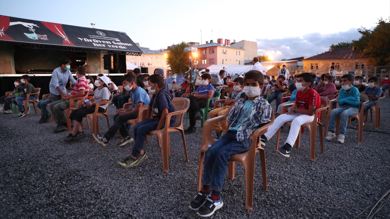 Malazgirtli çocuklar tiyatroyla buluştu