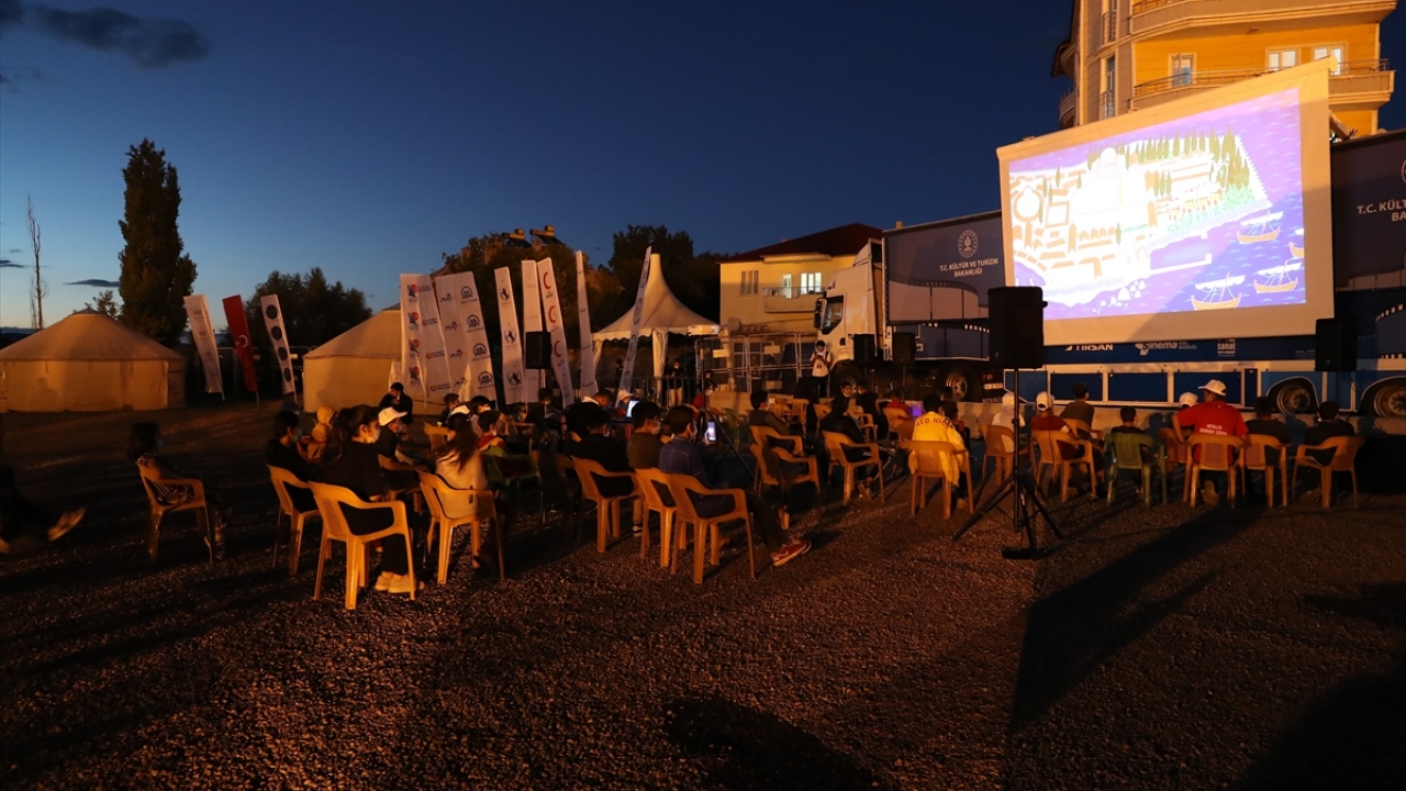 Kültür ve Turizm Bakanlığının desteğiyle Malazgirt`te sahnelenen "Bir Nefes Dede Korkut" oyunuyla çocuklar tiyatro izlemenin keyfini yaşadı.