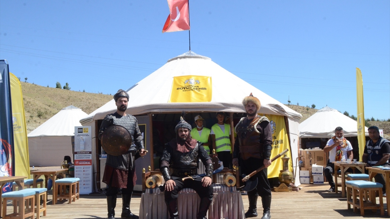 Tiyatronun sihirli dünyasında yolculuğa çıkan minikler, güldürürken eğiten oyunlarla neşeli saatler geçirdi.