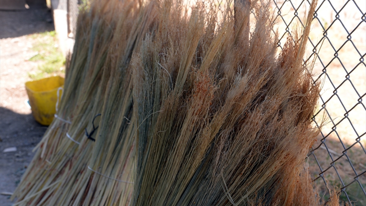 Süpürge yapımında hala babasından kalan malzemeleri kullandığını belirten Zengin, azalan talep karşısında mesleğe de ilginin azaldığını, gençlerin süpürge yapımını öğrenmediğini dile getirdi.