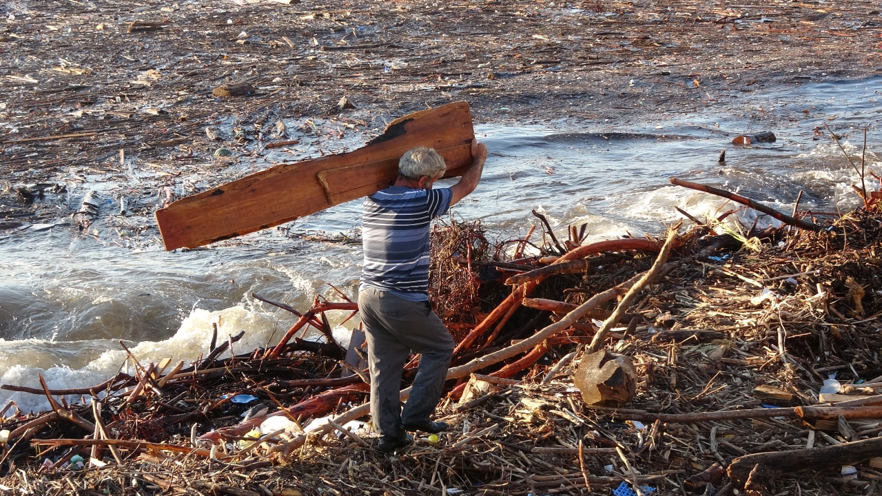 Vatandaşlar ağaç kütüklerini ve parçalarını kışın yakacak olarak kullanmak üzere toplayarak evlerine götürürken, denizden çok sayıda tüp, ayakkabı ve terlik de çıktı.