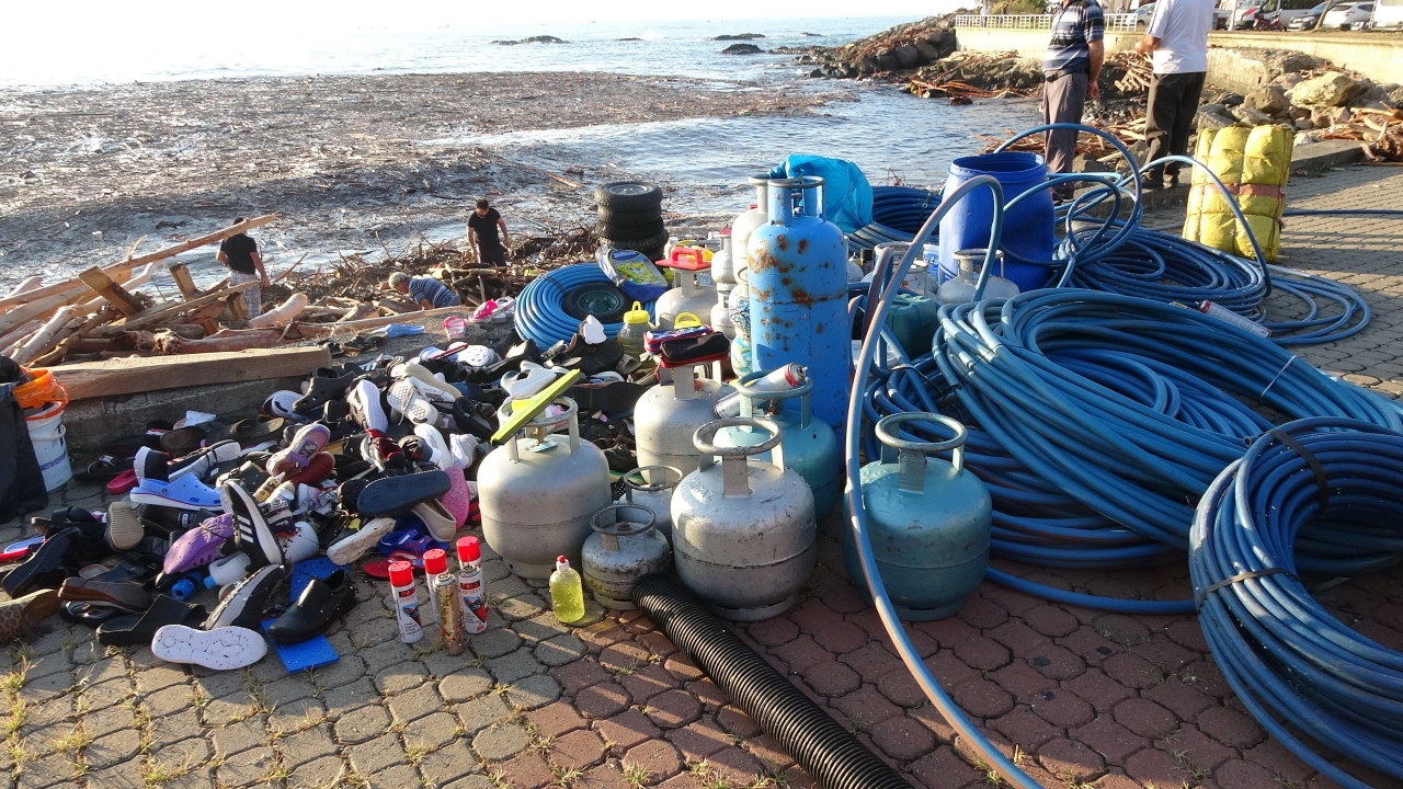 Karadeniz`in yüzeyi ağaçların gövdeleri ve dalları ile kaplanırken, denizden çok sayıda tüp, terlik ve ayakkabı da çıktı. 