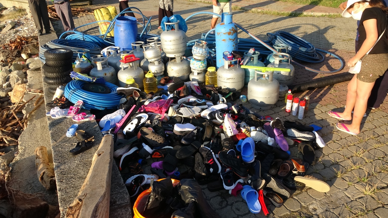 Sel bölgelerinden gelen tüp, ayakkabı ve diğer malzemeler belirlenen bir alana toplanırken, belediye ekipleri tarafından tasnifi yapılacak sonrası çıkan malzemeler zararı olan dükkan sahiplerine teslim edilecek. 