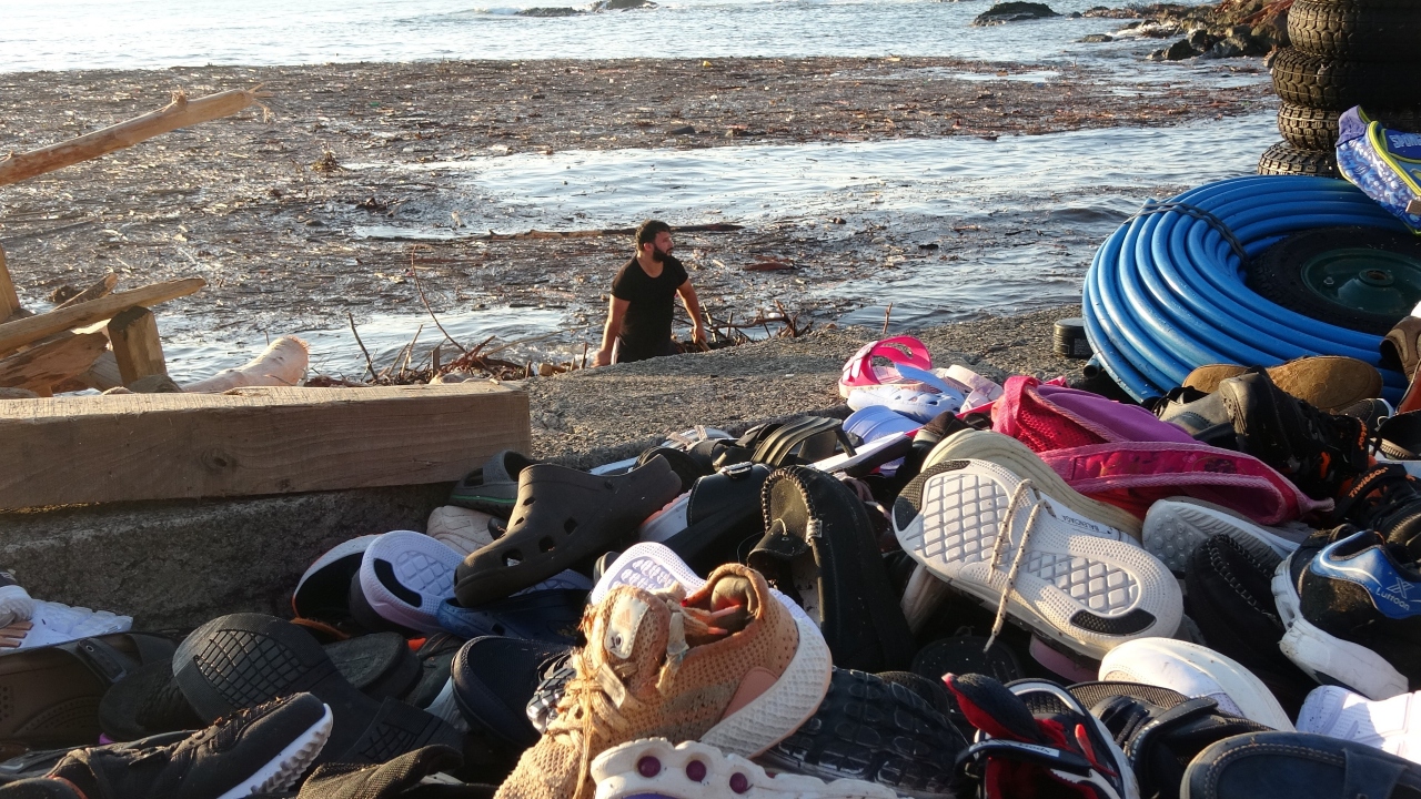 3’ü asker 5 kişinin cansız bedenine ulaşıldığı, kayıp 8 kişinin ise arama çalışmaları sürdüğü sel, önüne kattığı her şeyi sahile sürükledi. 