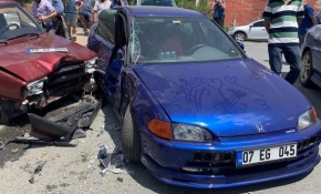 Sokak arasında drift yapan sürücü ortalığı birbirine kattı