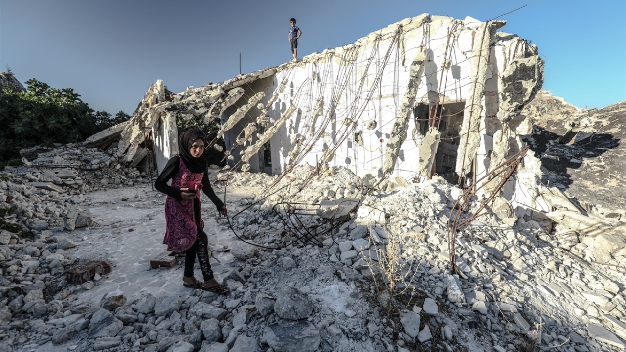 İç savaşın sürdüğü Suriye`de yüz binlerce sivil, rejim ve destekçilerinin saldırılarından kaçarak Türkiye sınır hattında yerinden edilen sivillerin sığındığı kamplara göç etmek zorunda kalıyor.