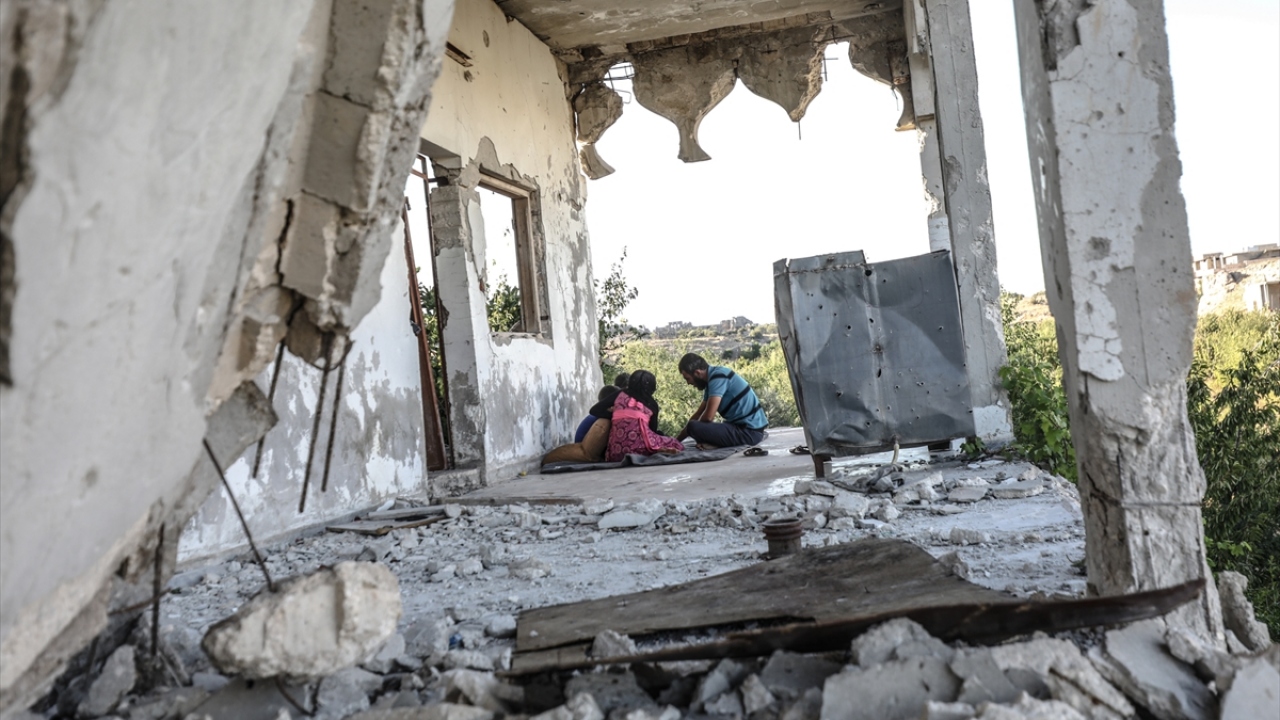 Kamplarda geçim imkanı da bulamayan siviller, Esed rejimi ve askeri muhaliflerin arasındaki cephe hatlarındaki köylerine dönerek, bahçelerinde kendi yetiştirdiği sebze ve meyvelerle geçimlerini sağlamaya çalışıyor.