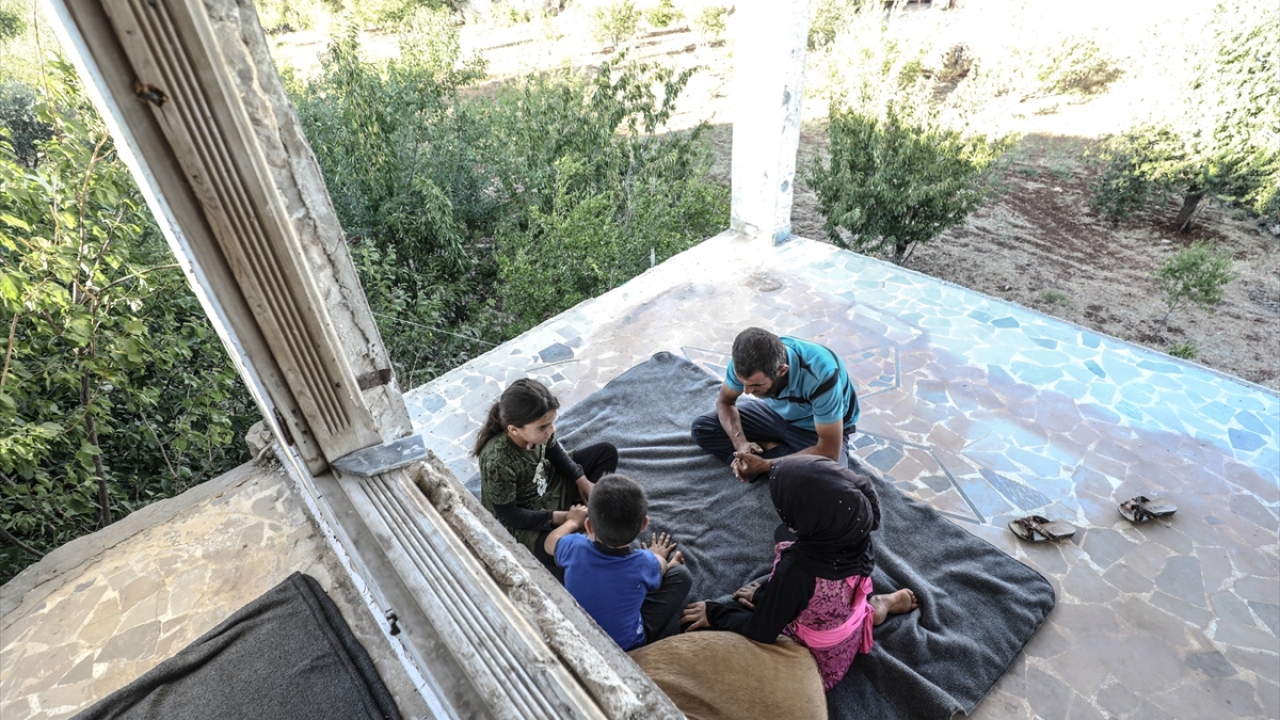 Cephe hattındaki Bara köyünde saldırılar neticesinde enkaz haline gelen evine eşi ve 3 çocuğuyla dönen Bilal el-Zennub, kamplarda zor şartlarda yaşayamadığı için canı pahasına da olsa cephe hattındaki evine geri dönmek zorunda kaldığını söyledi.