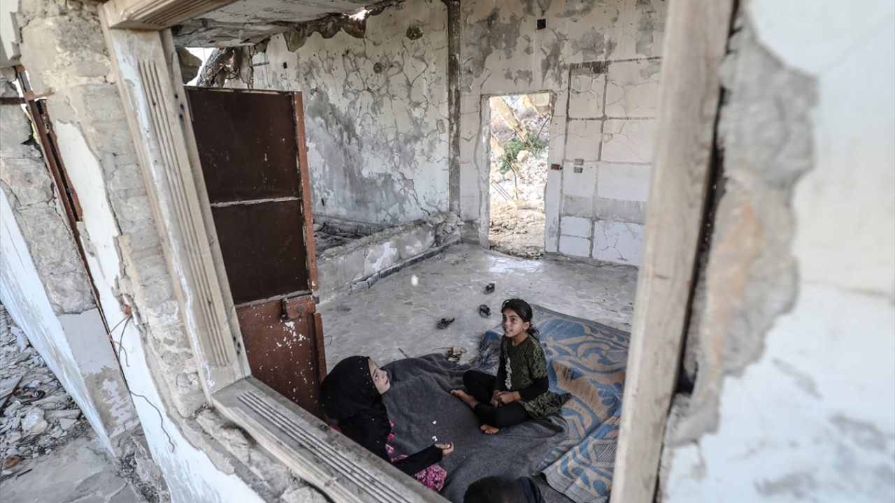 Zennub ailesinin 7 yaşındaki çocuğu Muhammed de köylerinin bütün kamplardan daha güzel olduğunu belirterek, "Burada koşuyoruz, oynuyoruz." dedi.