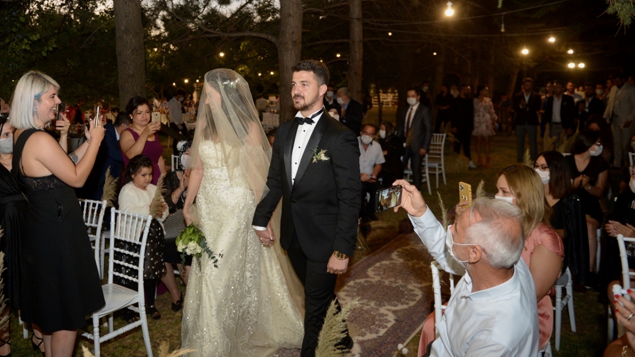 Çift, kıyılan nikahla dünya evine girmenin mutluluğu yaşadı.