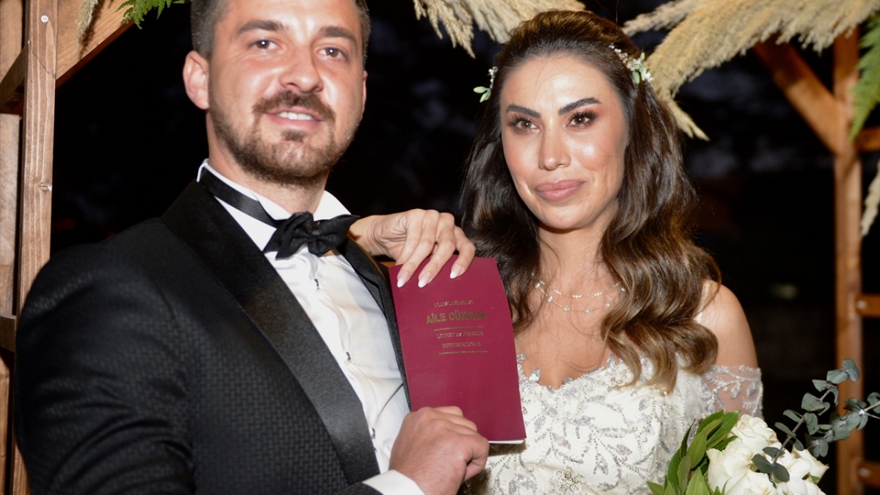 Damat Hakan Aktaş ise küçük yaşta babasız kaldıklarını, şehit aileleri için yapılan etkinliklerde Aslı Sak ile tanıştıklarını anlattı.