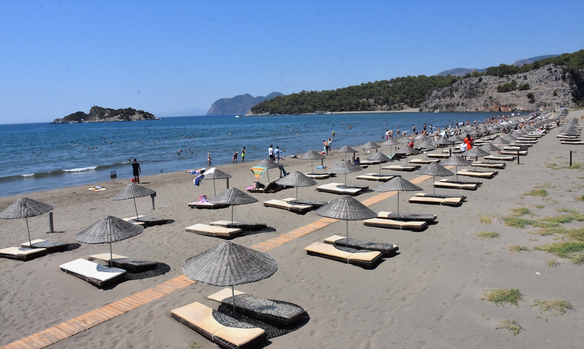 Caretta carettaların en önemli yumurtlama alanları arasında yer alan plajda, Deniz Kaplumbağaları Araştırma Kurtarma ve Rehabilitasyon Merkezince (DEKAMER) çeşitli önlemler alınırken, görevliler de sahilde gece boyu nöbet tutuyor.