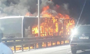 Zeytinburnu'nda metrobüste yangın çıktı