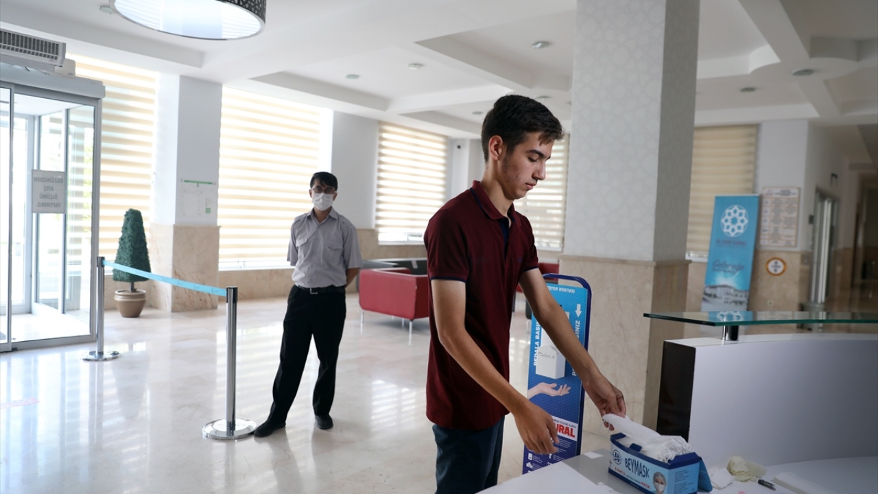 Yeni eğitim öğretim yılı için ders zilinin çalmasına sayılı günler kaldı. Okullar, 31 Ağustos`ta uzaktan eğitime başlayacak, belirli kademelerde ise 21 Eylül`de yüz yüze eğitime geçilmesi planlanıyor. 