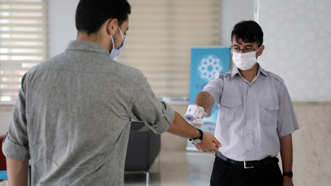 Okul binasının giriş kapısında bulunan hijyen paspasında ayakkabılarını temizleyerek içeri giren öğrencilere, maskelerini çıkarıp ellerini dezenfekte etmelerinin ardından yeni maske verilecek. 