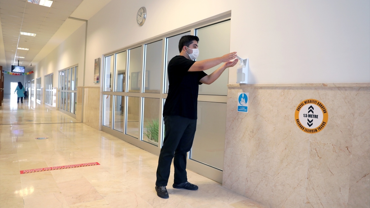 Bu arada özellikle 8. ve 12. sınıf öğrencilerinin katıldığı destekleme ve yetiştirme kurslarının sağlık tedbirlerine titizlikle uyularak gerçekleştirildiği görüldü. 