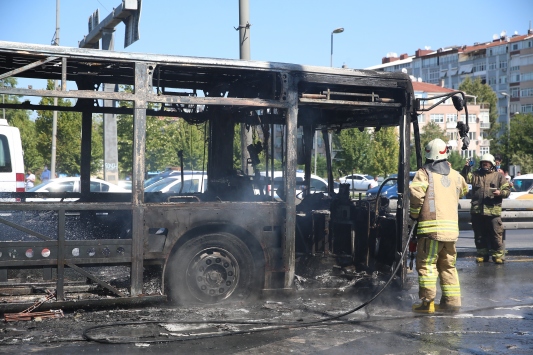 Zeytinburnu'nda metrobüste yangın
