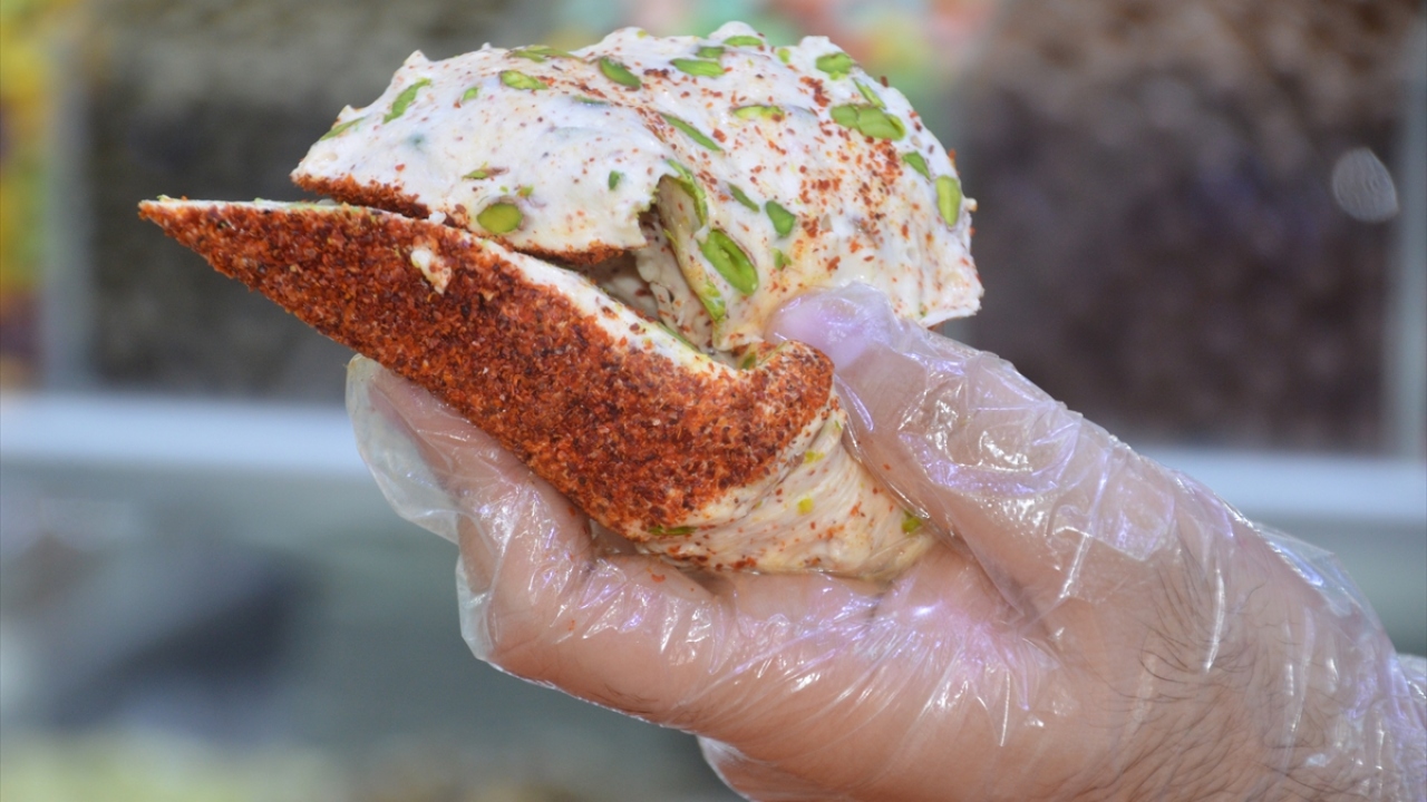 Farklı tat ve şekerleme üretimi üzerine çalışma yapan Nagaş, su, şeker, nişastanın yanı sıra çeşitli kuru yemiş ile meyvelerin de karışımından yapılan lokumunu bu kez de Maraş biberinden üretilen pul biberle harmanladı.