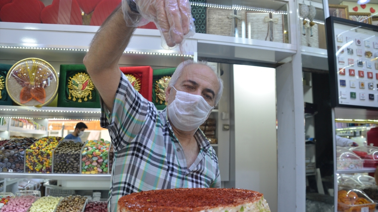 Tatlı ve acıyı buluşturan Nagaş`ın biberli ve fıstıklı lokumu müşterilerin ilgisini çekiyor.