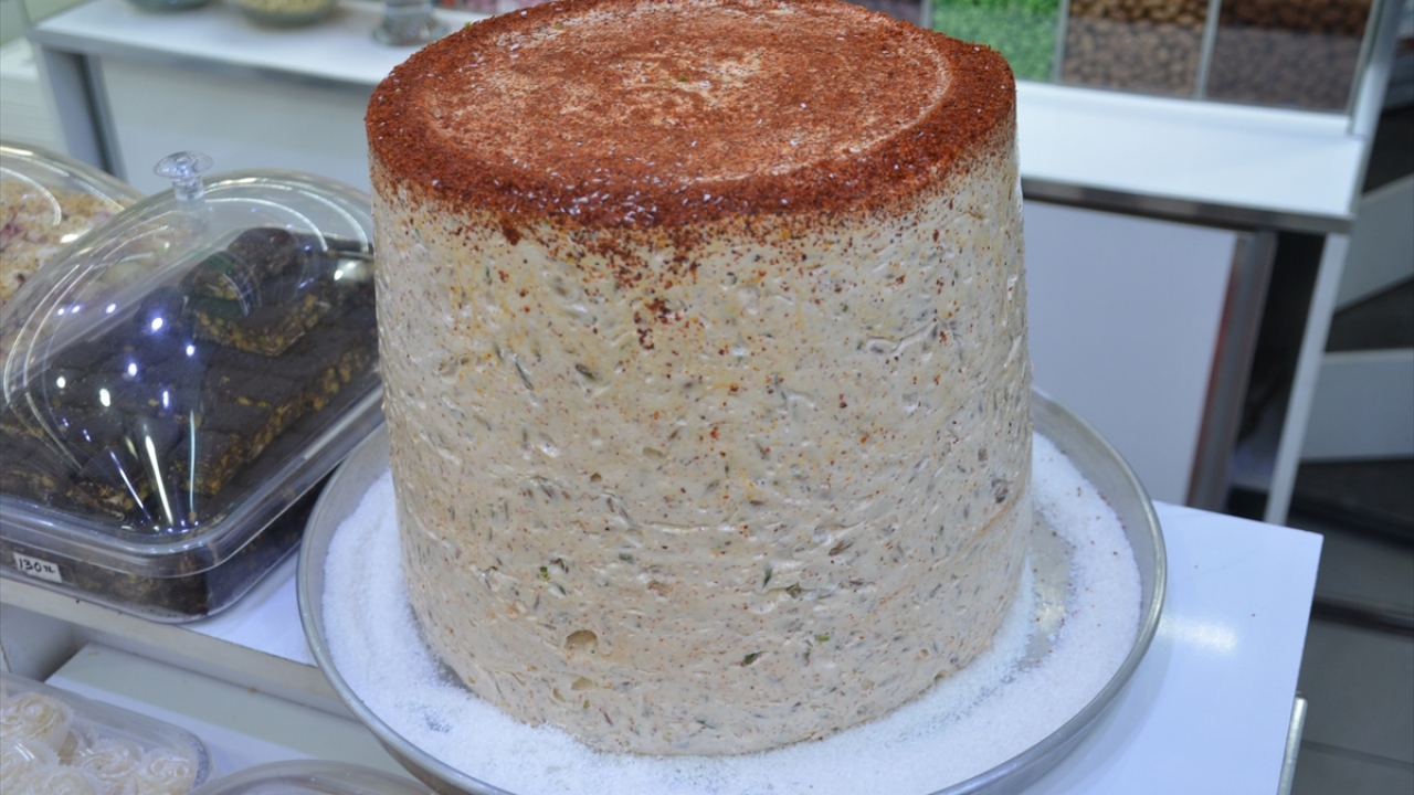 Nagaş, 1970`ten beri mesleğini sürdürdüğünü belirterek, "Biz bu mesleği babadan aldık. Babamın ardından ben devam ettirdim. İnşallah benden sonra mesleği oğlum Ali devam ettirecek." dedi.