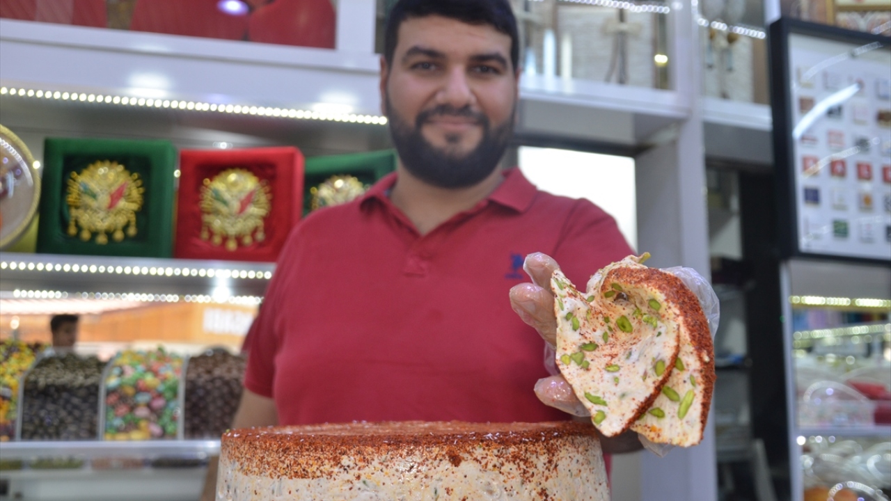 Gelişen tekniklere rağmen lokum ve şekerlemeleri el yordamıyla yaptıklarını dile getiren Nagaş, dünyanın her bölgesine ürünlerini gönderdiklerini aktardı.