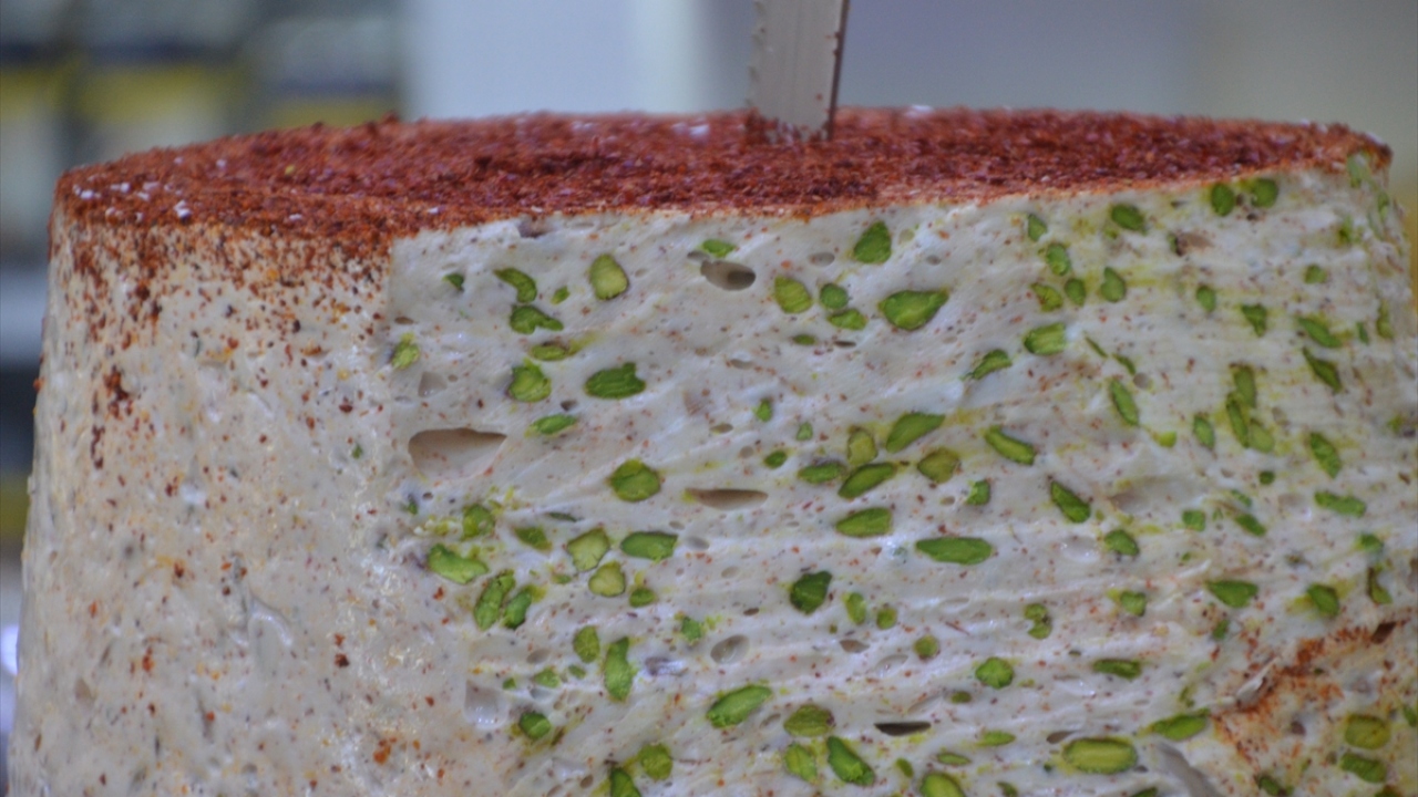 İngiltere`de yaşayan ve tatil için Kahramanmaraş`a gelen Ahmet Koyunlu, bir arkadaşının tavsiyesi üzerine tattığı biberli lokumu beğendiğini söyledi.