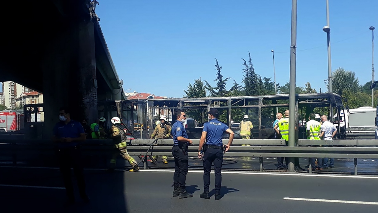 Zeytinburnu`nda metrobüste henüz bilinmeyen bir nedenle yangın çıktı. Alevler bir anda aracı sardı. 