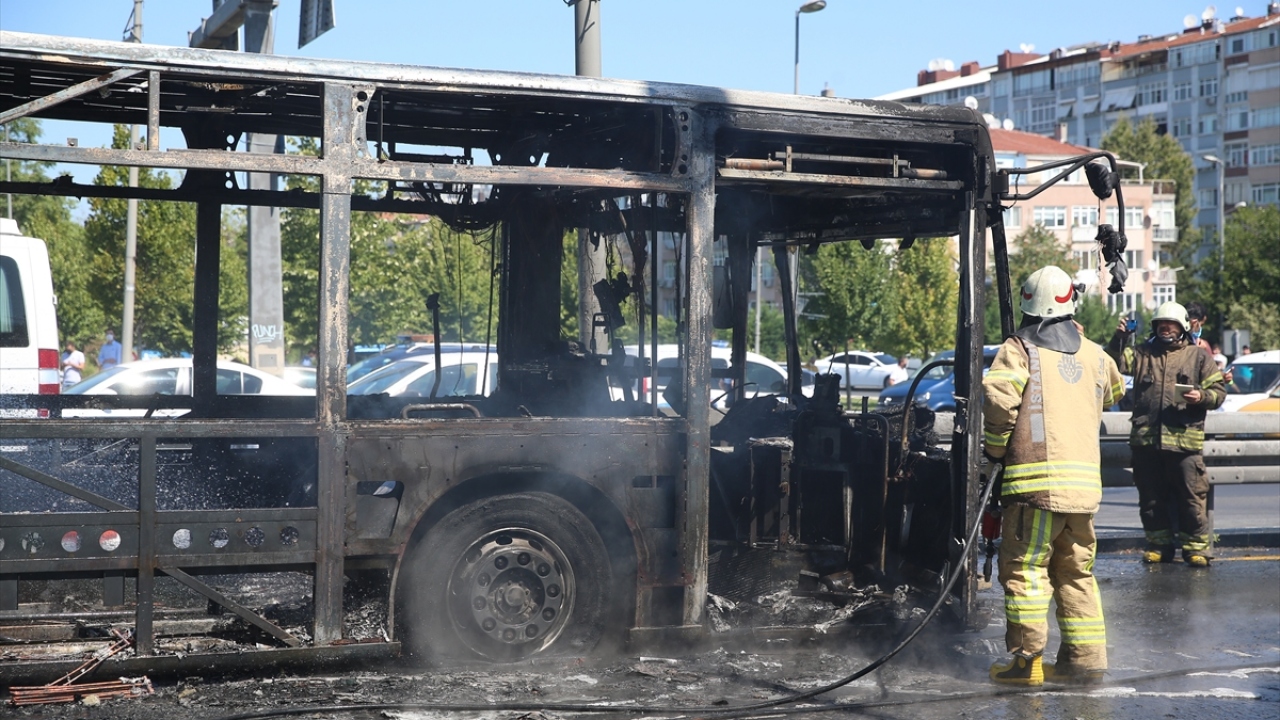 Metrobüsteki yangın nedeniyle hem metrobüs seferlerinde hem de Kabataş-Bağcılar tramvay hattında seferler de aksadı.
