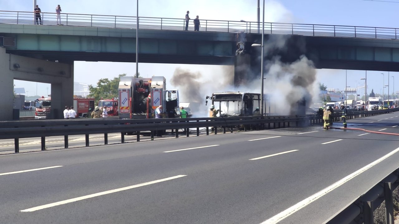 Araçtaki yolcular kendilerini son anda dışarıya atarak, yangından kaçtı.