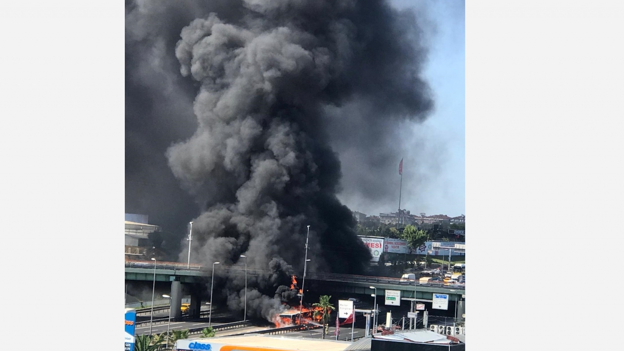  İhbar üzerine olay yerine çok sayıda itfaiye ekibi sevk edildi.