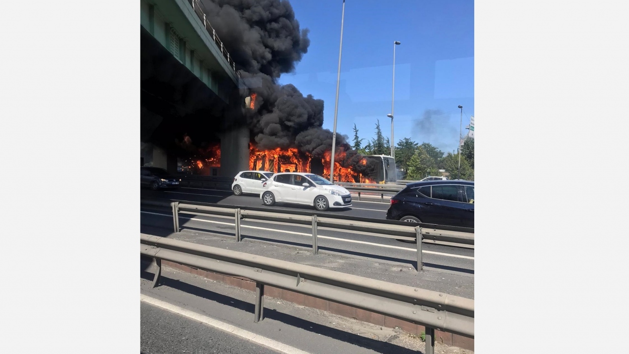 Olay yerine gelen ekipler araçtaki yangına müdahale ederek söndürdü.