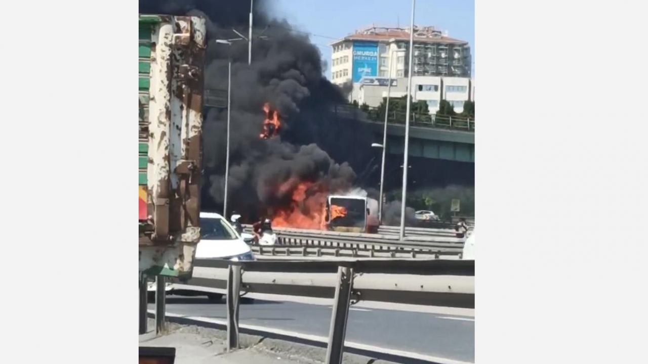 Yangın nedeniyle D-100 Ankara yönü trafiğe kapatıldı. Araçlar yan yola yönlendirildi. 