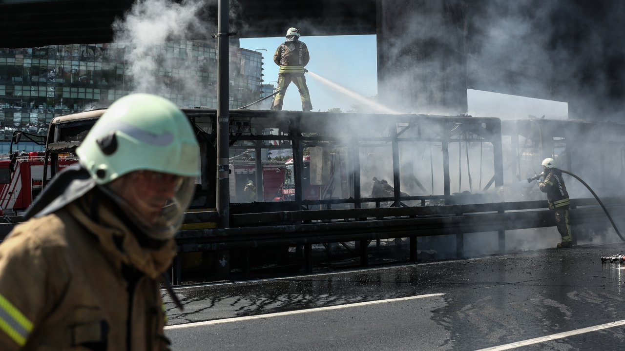 Olayda ölen ya da yaralanan olmazken araç küle döndü.