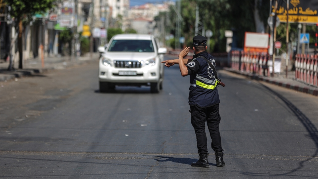 Karantina merkezlerindeki kişiler dışında aynı aileden 4 kişide Covid-19 tespit edilmesinin ardından alınan karar doğrultusunda, güvenlik güçleri bölgede önlem alarak, denetleme yaptı.