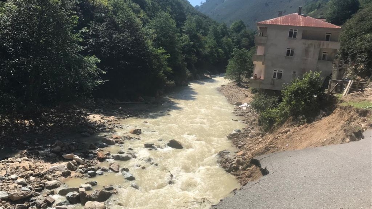 Boduroğlu, büyük bir sel felaketi yaşandığını ifade ederek, "Gerçekten görülmemiş bir sel felaketi yaşadık. İlçe merkezine su veremiyoruz." dedi.