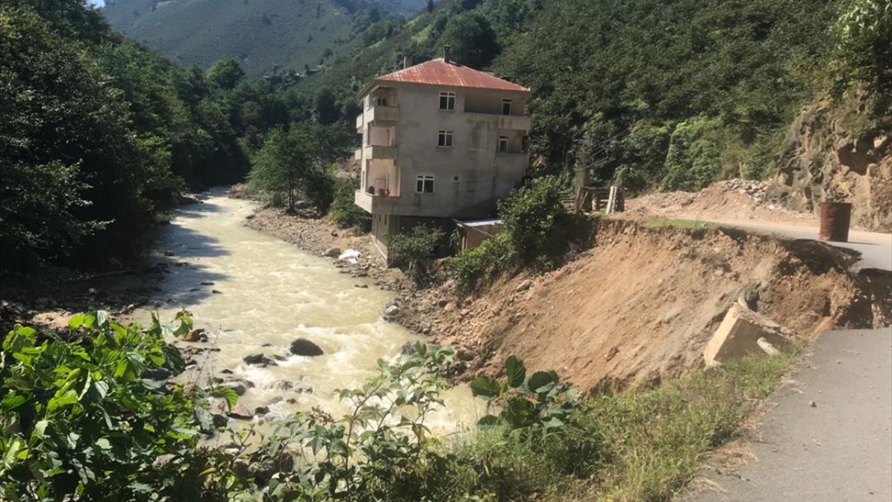 İlçe genelinde can kaybının meydana gelmediğine, ancak yaralıların bulunduğuna işaret eden Boduroğlu, 17 evde ise hasar oluştuğunu aktardı.
