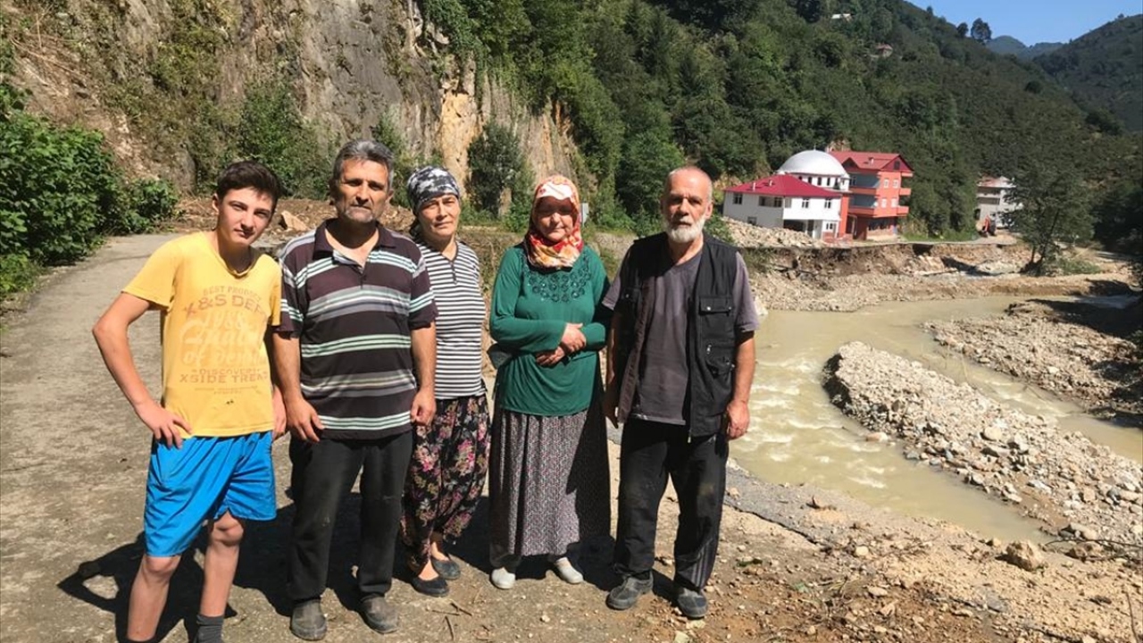 Fatih Koç, cumartesi gecesi ailesi ve akrabalarıyla evlerine gitmek istedikleri sırada Gelivera Deresi`nin taşması sonucu yolun zarar gördüğünü belirterek, şunları aktardı: