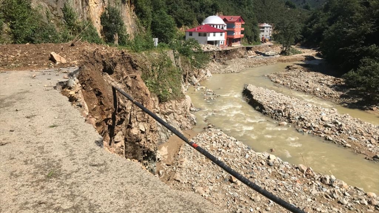 Saniye Koç ise eşiyle yemek yediği sırada evini su bastığını ifade ederek, "Büyük bir gürültü oluştu önce. Eve su gelince pencereden dışarı çıktık. Kaçmasaydık boğuluyorduk. Her taraf yıkıldı. Komşulara sığındık." dedi.