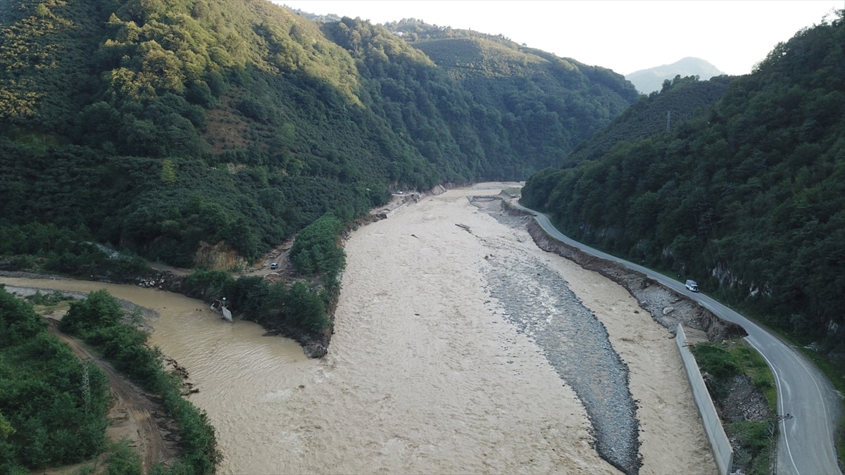 Güce İlçe Belediye Başkanı Aytekin Boduroğlu, yaptığı açıklamada, aşırı yağışın ilçe genelinde de önemli hasara yol açtığını söyledi.