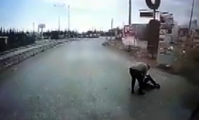 Otobüsü durdurdu, fenalaşan kişiye yardıma gitti