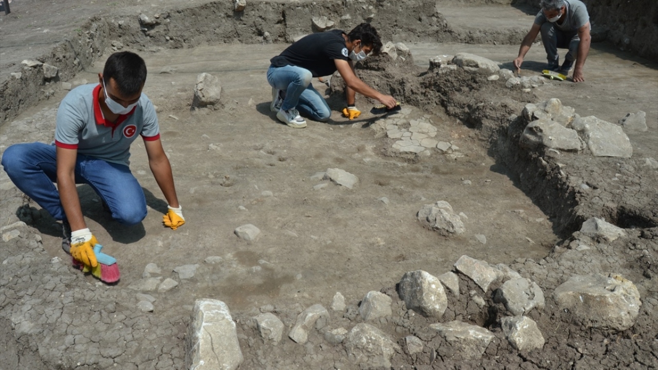 Bahçelievler Mahallesi`nde yaşayan bir kişinin, boş arazide gördüğü seramik parçalarını Arkeoloji Müzesi`ne bildirmesi sonucu geçen yıl sonunda başlatılan arkeolojik kazı sürüyor.