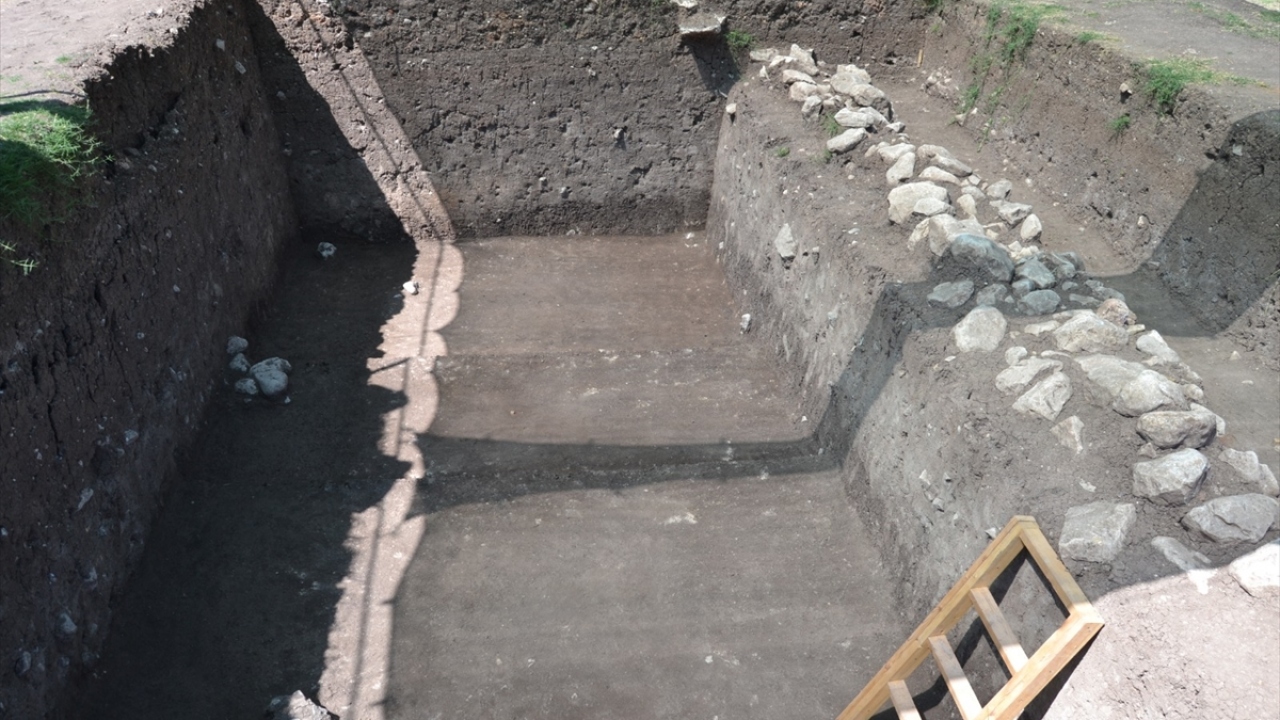 İskeletle ilgili araştırmanın üniversiteden uzmanlar tarafından yapılarak cinsiyeti ve hangi dönemde yaşadığının belirlenmesine çalışılacağı öğrenildi.