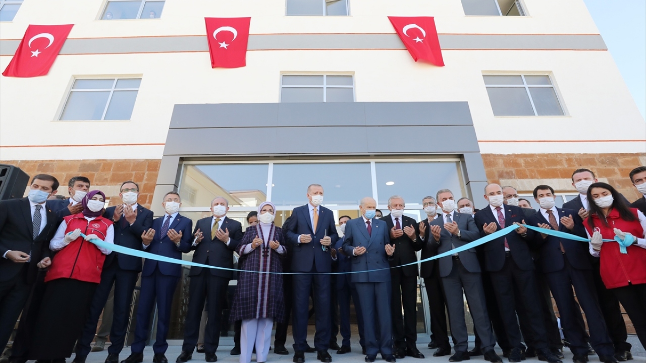 Açılış törenine Cumhurbaşkanı Yardımcısı Fuat Oktay, TBMM Başkanı Mustafa Şentop ve MHP Genel Başkanı Devlet Bahçeli de katıldı.