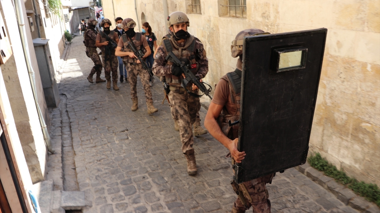 İl Emniyet Müdürlüğünden yapılan açıklamaya göre, güvenlik güçleri, kentte huzur ve güvenin artırılması, vatandaşların daha sağlıklı çevrede yaşaması ve uyuşturucu bulunan ortamlardan korunması amacıyla çalışmalarını sürdürüyor.