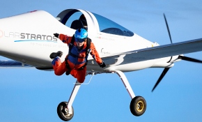 Güneş enerjisiyle çalışan uçaktan dünyanın ilk serbest atlayışı İsviçre'de yapıldı