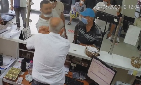 Sıraya girmek istemeyen kişi veznedar ve kadın güvenlik görevlisini darbetti