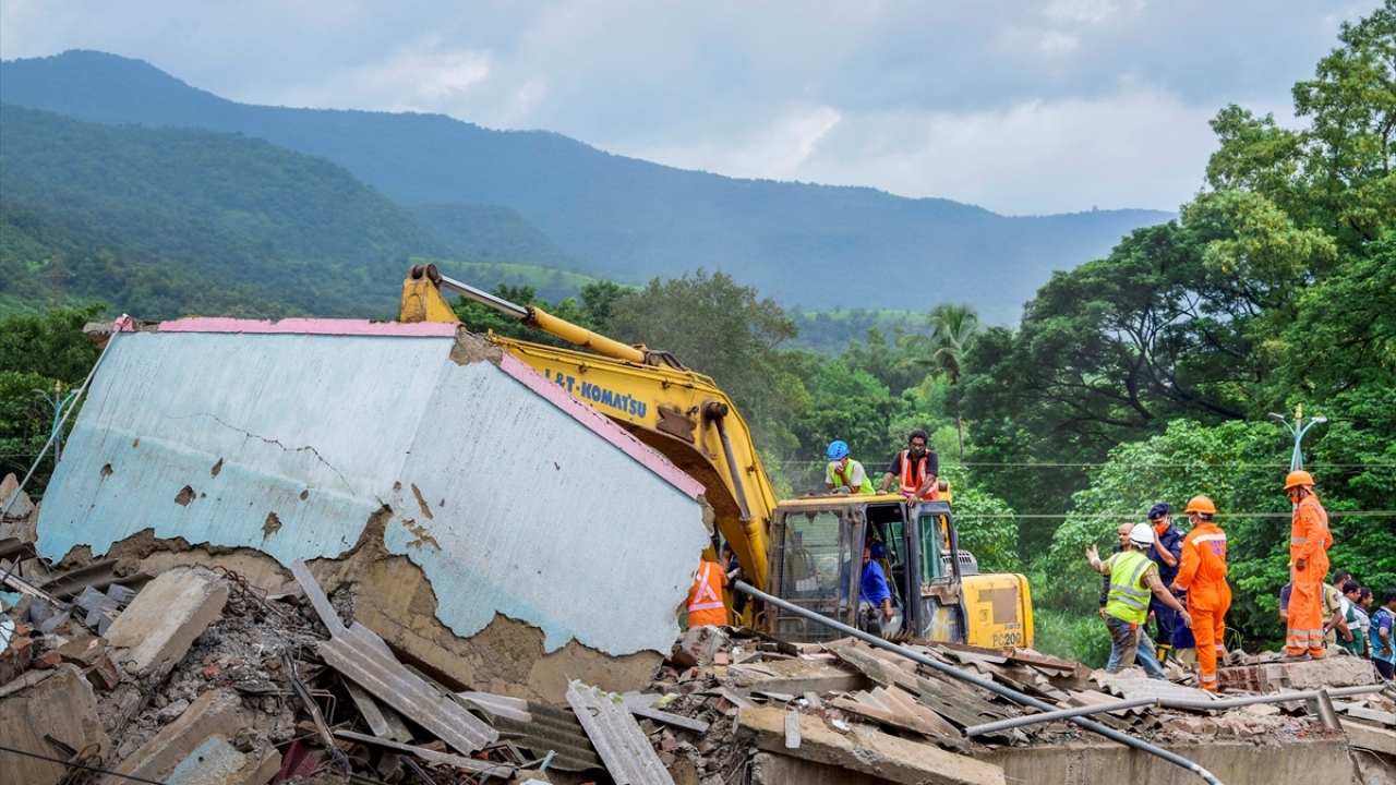  Raigad bölgesi yetkililerinden Nidhi Chaudhari, Mumbai`ye 4 saat mesafedeki Raigad`da dün çöken binanın enkazı altında kalan 1 kişinin cansız bedenine ulaşıldığını açıkladı.