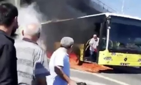 Metrobüs küle döndü, şoför son anda kurtuldu