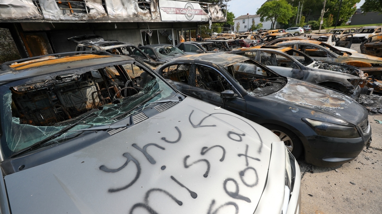 Evers, Jacob Blake`in polis tarafından vurulduğu Kenosha`da protestocuların 30`dan fazla iş yerini tahrip etmesi üzerine kente konuşlandırılan 100`den fazla ulusal muhafız sayısını 250`ye çıkardı.
